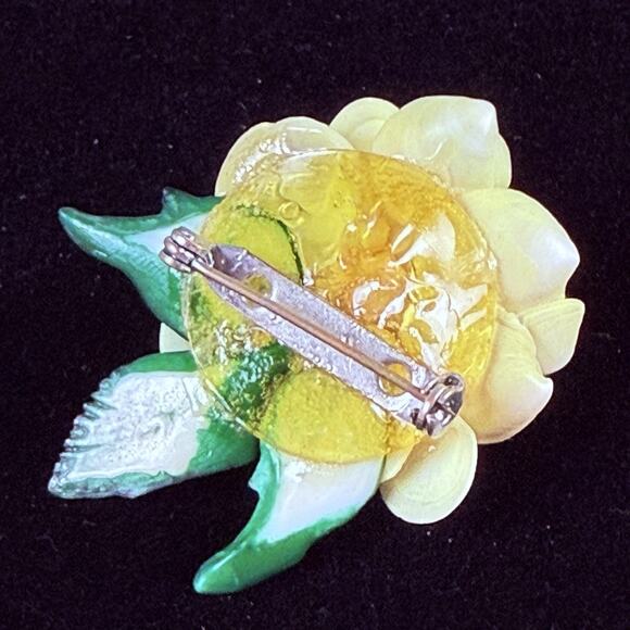 VINTAGE REAL TINY SHELLS PAINTED CELLULOID GARDENIA FLOWER BROOCH - Picture 4 of 5